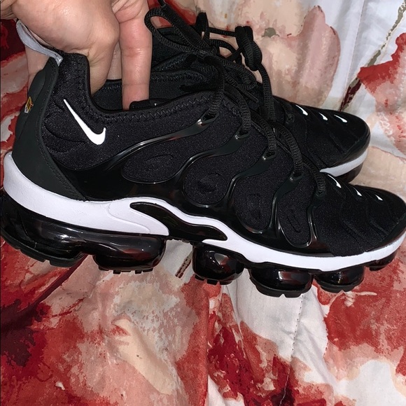 nike vapormax plus overbranding